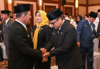 Gubernur Ansar memberikan selamat kepada pejabat yang dilantik di Aula Wan Seri Beni, Dompak, Jumat (23/5) pagi yang mencakup pejabat Pimpinan Tinggi Pratama, Administrator, Pengawas, dan Fungsional.
