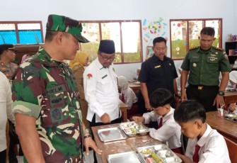 Pembagian Paket Makan Bergizi Gratis Kepada Para Siswa