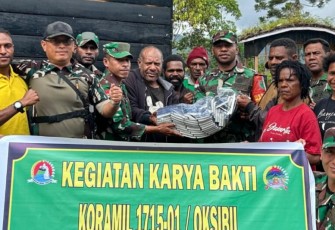 Babinsa Koramil 1715-01/Oksibil Kodim 1715/Yahukimo Laksanakan Karya Bakti di Kesusteran dan Gereja Gidi