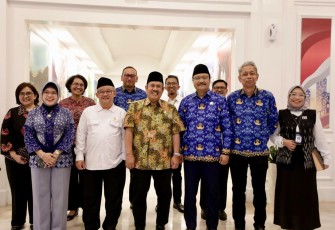 Mensos Saifullah Yusuf foto bersama Bappenas, BPN dan Mendikdasmen di Jakarta 