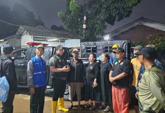 Kemensos saat menyalurkan bantuan di kabupaten Bogor, Senin (3/3)