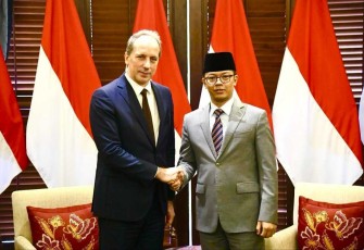 Dubes Prancis Fabien Penone bersama Menlu Sugiono di Jakarta, Selasa (11/3)