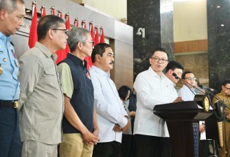 Menlu Sugiono memberikan keterangan pers, Selasa (18/3)