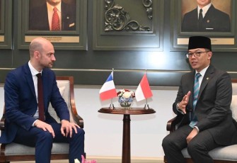 Menlu Sugiono bersama Menlu Prancis Jean-Noel Barrot di Jakarta, Rabu (26/3)