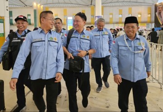 Dirjen Penyelenggara Haji dan Umrah Hilman Latief (paling depan kedua dari kiri) tiba di Terminal Haji Bandara King Abdulaziz Jeddah, Jumat (23/5/2025)