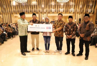 Peserta nikah massal terima bantuan Baznas di Jakarta, Kamis (3/7)