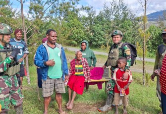 Satgas Yonif 700/WYC Menyapa Warga di Kampung Wako, Distrik Gome, Kabupaten Puncak