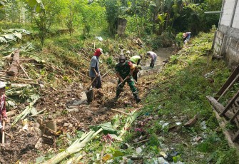 Babinsa Koramil Pilangkenceng Laksanakan Kerja Bakti Pembersihan Saluran Air