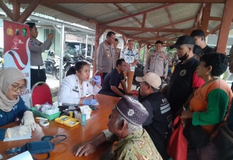 Kapolres Blora AKBP Wawan Andi Susanto memantau langsung kegiatan bakti kesehatan dan Jumat Berkah dalam rangkaian peringatan HUT ke 79 Bhayangkara di Mapolsek Cepu