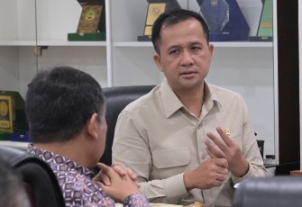 Menteri Transmigrasi M. Iftitah Sulaiman Suryanagara dalam pertemuan dengan Deputi dan Direktur dari Kementerian Perencanaan Pembangunan Nasional/ Badan Perencanaan Pembangunan Nasional (Bappenas) di kantor Menteri Transmigrasi di Kalibata, Jakarta (23/1)