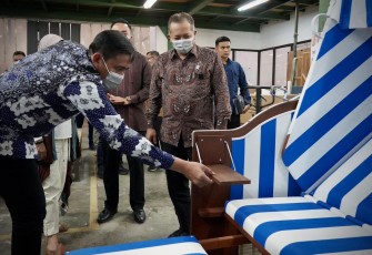 Wakil Menteri Koperasi (Wamenkop) Ferry Juliantono menjajaki kemitraan dengan PT Berdikari Meubel Nusantara (BMN) Living, dalam memajukan industri furnitur nasional, melalui kemitraan strategis dengan koperasi