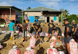 TNI dan Masyarakat Gotong Royong Bangun Tanggul Penahan Abrasi Pantai di Nunukan 