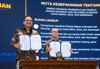 Menteri UMKM Maman Abdurrahman bersama Menteri P2MI Mukhtarudin di Jakarta, Rabu (8/10)