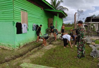Remaja Rumah Singgah Bersihkan Asrama