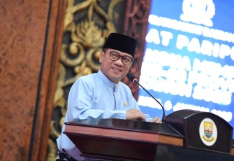 Mendes PDT Yandri Susanto saat memberi sambutan dalam Rapat Paripurna DPRD Provinsi Jambi dalam Rangka Memperingati Hari Ulang Tahun (HUT) Ke-68 Provinsi Jambi, di Gedung DPRD Provinsi Jambi, Senin (6/1/2025).
