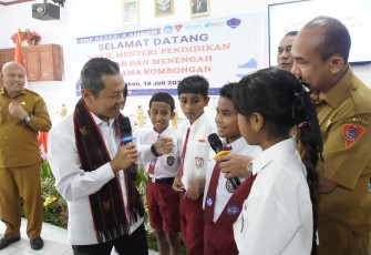 Wakil Menteri Kementerian Pendidikan Dasar dan Menengah (Wamendikdasmen), Fajar Riza Ul Haq berkesempatan mengunjungi SMP Negeri 4 Ambon dan SMA Negeri 1 Ambon, Maluku untuk meninjau Masa Pengenalan Lingkungan Satuan Pendidikan (MPLS) Ramah tahun ajaran 2025/2026 di Kota Ambon pada Senin (14/7)