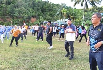 Bersama Masyarakat dan Bupati Senam Sehat di Lapangan Tambelan Bertabur Doorprize