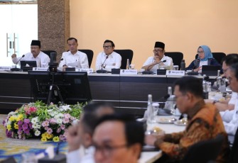 Suasana Rapat Koordinasi Tingkat Menteri terkait Rancangan Inpres Data Tunggal Sosial dan Ekonomi Nasional, di Jakarta, Senin (13/1)