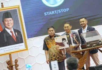 Menbud Fadli Zon saat launching piringan hitam Indonesia Raya dengan 8 aransemen di Jakarta, Minggu (9/3)