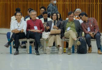 Rektor Intiyas memberikan tanggapan dalam Dialog Civitas Academica UKSW dengan Pembina Yayasan Perguruan Tinggi Kristen Satya Wacana (YPTKSW), Rabu (4/6/2025) di Balairung UKSW.