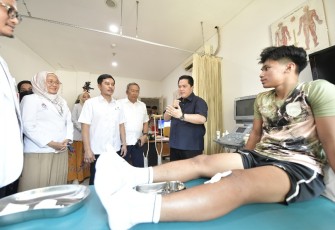 Menpora Erick Thohir saat mengunjungi RSON di Jakarta, Jum'at (26/9)