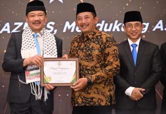 Bupati Karanganyar, Rober Christanto, saat menerima piagam penghargaan dalam  ajang Baznas Award 2025, di Hotel Mercure Ancol, Jakarta. (Foto : Istimewa)