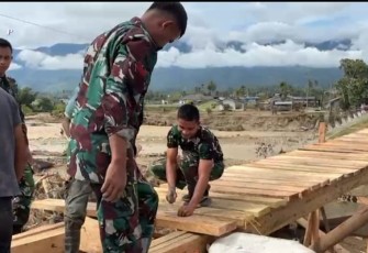 TNI dan Warga Gotong Royong Bangun Jembatan Darurat di Gayo Lues 