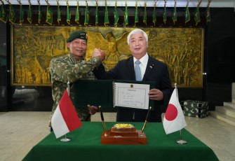 Pangkostrad Letjen TNI Mohammad Fadjar, MPICT saat Terima Kunjungan Kehormatan Menteri Pertahanan Jepang Nakatani Gen, di Markas Kostrad, Gambir, Jakarta Pusat, Senin (6/1/2024).