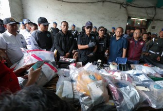 Badan Narkotika Nasional Republik Indonesia (BNN RI) melakukan operasi gabungan bersama POM TNI AD, Bareskrim, dan Polda Metro Jaya, menggerebek sarang narkoba Berlan, Jalan Kesatrian, Matraman, Jakarta Timur, Selasa (25/11)