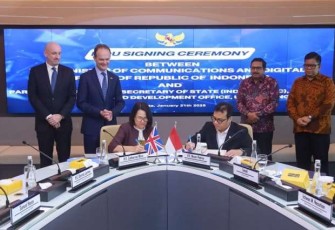 Wamenkomdigi Nezar Patria melakukan penandatanganan MoU dengan Wamenlu Parlemen Indo-Pasifik Inggris Catherine West, disaksikan Sekjen Komdigi, Ismail, dan Pelaksana tugas (Plt). Kepala Pusat Kerja Sama Internasional, Ichwan M. Nasution, Senin (21/1).