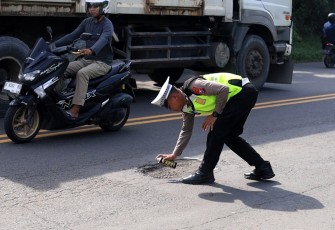 Polres Gresik Tandai Jalan Berlubang Untuk Keselamatan Pengendara
