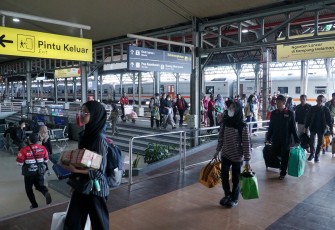 Para penumpang tiba di stasiun Semarang Poncol.