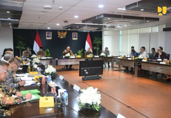 Menteri Pekerjaan Umum (PU) Dody Hanggodo dan Wakil Menteri PU Diana Kusumastuti menghadiri Rapat Koordinasi Pembahasan Rencana Kerja Tahun 2025 di Kantor Kementerian Koordinator Infrastruktur dan Pembangunan Kewilayahan, Jakarta, Rabu (8/1/2025)