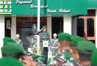 Kasrem 081/DSJ Letkol Inf Meina Helmi pada upacara bendera di Halaman Makorem, Jl. Pahlawan No. 50 Kota Madiun, Jumat (17/1/2025)