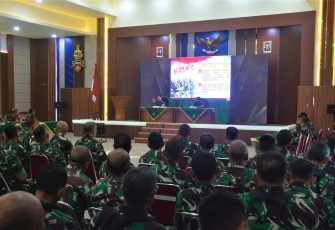 Danrem 071/Wijayakusuma Kolonel Inf Jamaluddin, S.I.P., M.I.P., dalam Jam Komandannya di depan prajurit dan PNS Korem 071/Wijayakusuma berlangsung di Gedung Pertemuan A.Yani Makorem 071/Wijayakusuma Sokaraja, Banyumas, Jumat (17/1/2025)