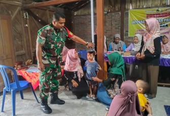 Babinsa Kedungrejo Dampingi Kegiatan Rutin Posyandu Bagi Balita