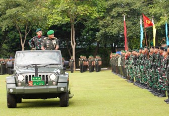 Wakil Kepala Staf Angkatan Darat (Wakasad) Letnan Jenderal TNI Muhammad Saleh Mustafa saat memimpin upacara peringatan ke-80 Hari Juang TNI Angkatan Darat di Lapangan Brigif Mekanis 1/Jaya Sakti, Kalisari, Jakarta Timur, Senin (15/12/2025)