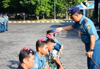 Komandan Pusat Penerbangan Angkatan Laut (Danpuspenerbal), Laksda TNl Bayu Alisyahbana berkesempatan untuk menyapa, mengucapkan dan merayakan momen bahagia ulang tahun prajuritnya usai Apel Pagi di Lapangan Apel Mako Puspenerbal, Juanda, Sidoarjo, Senin (30/6/2025)
