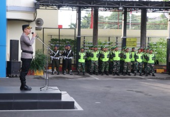TNI dari jajaran Kodim 0807 Tulungagung turut ambil bagian dalam Apel Pengamanan Malam Tahun Baru 2025 yang digelar di halaman Mapolres Tulungagung, Selasa (31/12/2024)