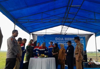 Tim Pertamina EP Cepu beserta tamu undangan melakukan potong tumpeng yang menandai dimulainya tajak sumur eksplorasi Dara Jingga 001 di Desa Mendenrejo