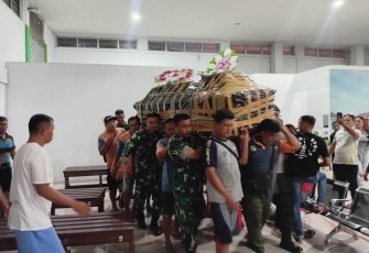 Personil jajaran Kodam XIII Merdeka saat mengawal dan mengantarkan tiga jenazah korban KM Barcelona V