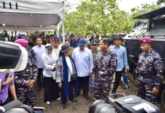 Ketua Komisi IV DPR RI, Siti Hediati Soeharto saat memimpin Kunjungan Kerja Spesifik Komisi IV DPR RI ke lokasi pagar laut di Desa Tanjung Pasir, Kabupaten Tangerang, Banten, Rabu (22/1/2025).