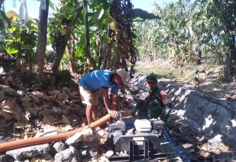 Babinsa Kedungbanteng Cek Pompa Brigade