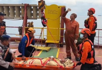  Pangkalan TNI AL (Lanal) Balikpapan bersinergi dengan Basarnas, dan instansi terkait berhasil mengevakuasi seorang kru kapal MV. HL Sines yang sakit saat kapal berlabuh di Pelabuhan Semayang, Balikpapan, Kalimantan Timur, Rabu (08/01)