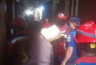 Bhabinkamtibmas Polsek Tambora dan Tim Rescue Bantu Evakuasi Jenazah di Rumah Sederhana Dari Lantai 3