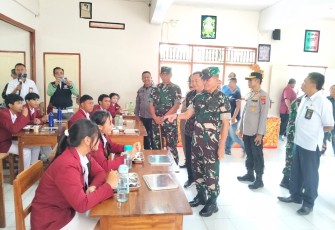 Pangdam IX/Udayana, Mayjen TNI Muhammad Zamroni, S.IP., M.Si., melakukan kunjungan kerja ke Kabupaten Karangasem untuk meninjau pelaksanaan Satuan Pelayanan Pemenuhan Gizi (SPPG) Dapur Sehat dan pelaksanaan Makan Bergizi Gratis (MBG) siswa/i SMA dan SMK PGRI Amlapura di Banjar Ramesaba, Lingkungan Jasri Kelod, Kelurahan Subagan, pada Senin 13 Januari 2025