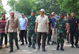 Wakil Kepala Staf Angkatan Darat (Wakasad), Letjen TNI Tandyo Budi R., mendampingi Menteri Pertahanan (Menhan) RI, Sjafrie Sjamsoeddin, dalam Penganugerahan Tanda Kehormatan Veteran Pembela Kemerdekaan Republik Indonesia (Seroja) di Lanud El Tari, Kupang, Nusa Tenggara Timur, Rabu (1/1/2025)