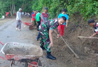 TNI dan Warga Gotong Royong Wujudkan Desa Bersih dan Sehat di Trenggalek