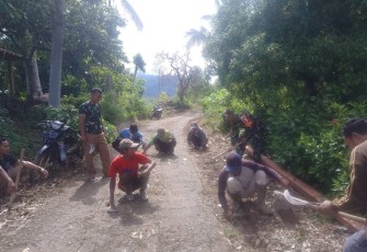 Babinsa Desa Bulu Bersama Warga Gelar Kerja Bakti Pembersihan Lingkungan
