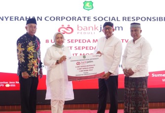 Bank Jatim Serahkan CSR ke Pemkab Ponorogo dan Sumenep